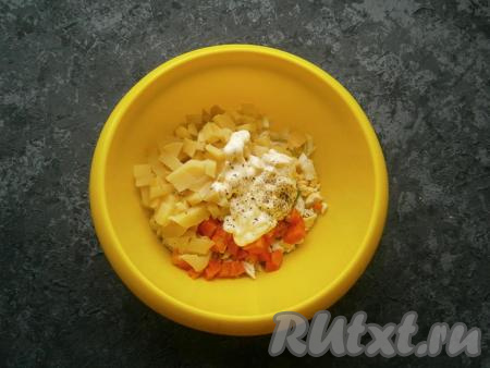 Также добавить в салат и нарезанный кубиками отварной картофель вместе с майонезом. Посолить и поперчить.