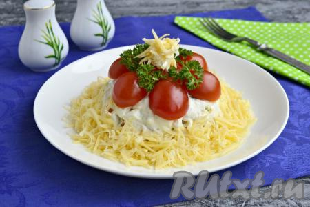Салат с курицей, помидорами, яйцами и сыром