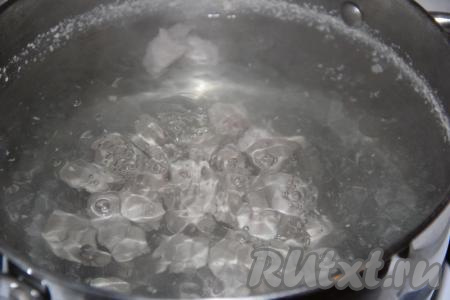 Поставить мясо на огонь, после закипания снять пену и варить минут 30 на минимальном огне.