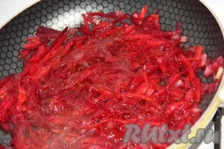 Перемешать овощи с томатом, потомить пару минут, затем добавить уксус и перемешать.