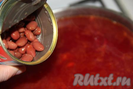 Добавить овощи со сковороды и консервированную фасоль в кастрюлю. Я предварительно слила лишнюю жидкость с фасоли.