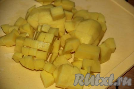 Картофель очистить и нарезать на кубики.