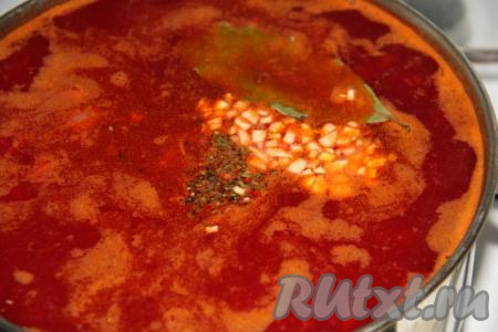 Варить борщ с консервированной фасолью 5-7 минут с момента закипания на небольшом огне, затем добавить соль, специи и измельченный чеснок. Дать закипеть, накрыть крышкой и снять с огня. Обязательно дать борщу настояться минут 20.