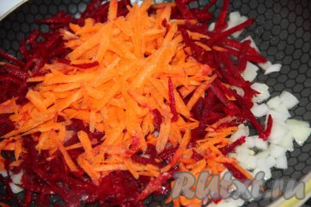 Морковь и свеклу, натертые на крупной тёрке, выложить к обжаренному луку.