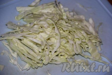 Капусту тонко нашинковать.