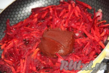 Тушить овощи, иногда помешивая, в течение 10&nbsp;минут на среднем огне, можно добавить 2-3 столовые ложки бульона из кастрюли. Затем выложить томатную пасту.