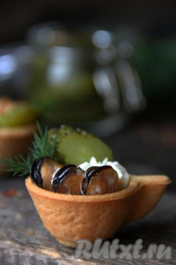 Вот такие красивые и очень вкусные тарталетки с мидиями получились. Отличная холодная закуска для праздничного застолья, попробуйте!