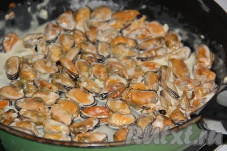 Готовые мидии снять с плиты и полностью остудить.