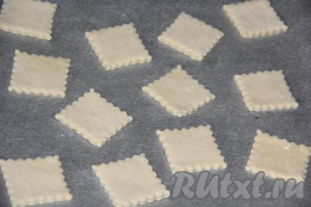 Заготовки печенья выложить на противень, застеленный пергаментом.