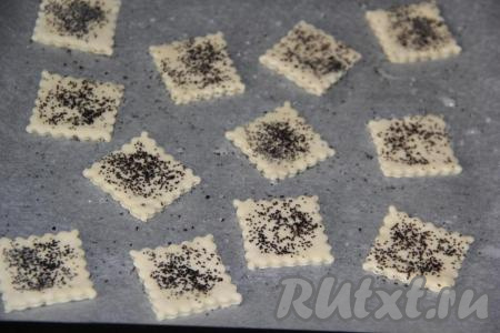 Заготовки печенья смазать водичкой с помощью силиконовой кисти и посыпать маком,&nbsp;кунжутом, семенами чиа, можно сахаром. Чем посыпать - решать вам.