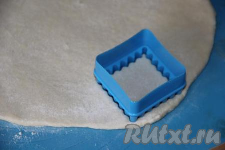 По истечении времени тесто достать из холодильника. На столе, присыпанном мукой, раскатать тесто в пласт. Я делала тонкое печенье, поэтому тесто раскатала достаточно тонко (как на фото), можно раскатать и потолще, тогда печенье получится не хрустящим, а более мягким. Вырезать печенье любой формы. 