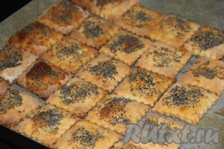 Выпекать сметанное печенье, замешанное без добавления масла и яиц, в разогретой духовке при температуре 200 градусов, примерно, 10 минут.