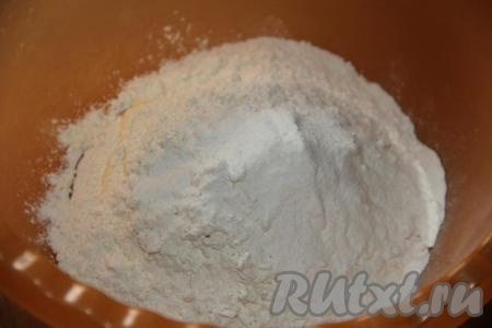 К сметане, смешанной с сахаром, добавить просеянную муку и разрыхлитель.