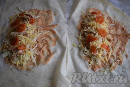 И завершаем сборку шаурмы помидорчиками черри, нарезанными на кружочки.