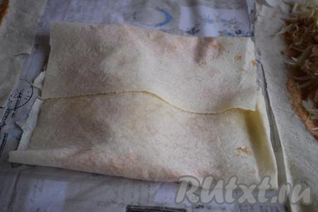 Далее нам надо аккуратно свернуть нашу шаурму. Для этого сначала накрываем начинку с двух сторон свободными краями лаваша.