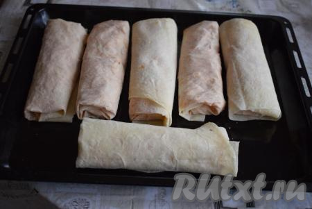 Далее можно готовить шаурму дома двумя способами: запекая в духовке под грилем (или без него) и обжаривая&nbsp;шаурму на сухой сковороде без масла&nbsp;с двух сторон до подрумянивания. Я готовила шаурму под грилем в духовке. Для этого выкладываем подготовленную шаурму на сухой противень, ставим в разогретую духовку и запекаем 8-10 минут на режиме "Гриль" при температуре 200 градусов.