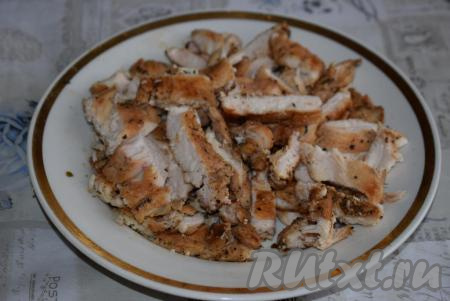 Готовую курицу выкладываем на тарелку, даём остыть и нарезаем на полоски.