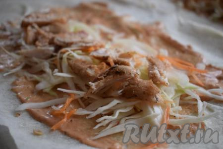 Выкладываем курицу, нарезанную на полоски.