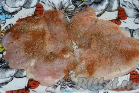 Посолим курицу, приправим специями, перцем, прованскими травами и сбрызнем растительным маслом.