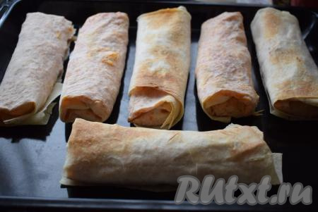 Готовую шаурму с хрустящей корочкой достаем из духовки и горячей подаем к столу!