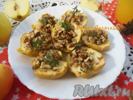 Яблоки, запеченные с медом и грецкими орехами, вкусны как в горячем виде, так и в холодном. Нежный, приятный вкус яблочек нравится как взрослым, так и детям. Горячее запеченное яблоко можно подать с шариком мороженого, ах, как же это вкусно!