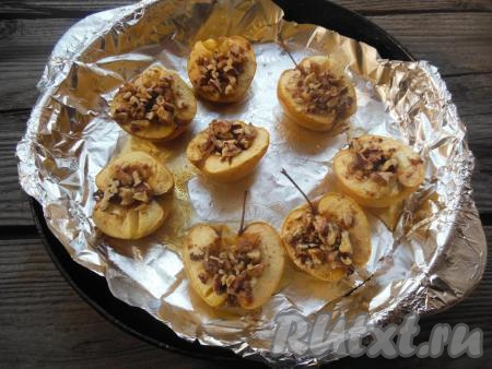 Запекайте яблоки с медом и орехами при температуре 170-180 градусов 20-25 минут (яблоки должны стать достаточно мягкими, но при этом они должны держать форму).