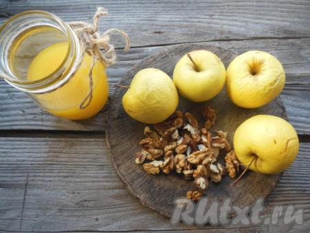 Подготовьте продукты для приготовления яблок, запеченных с медом и грецкими орехами.