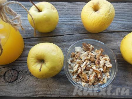 Грецкие орехи порубите&nbsp;ножом, но не в крошку.&nbsp;