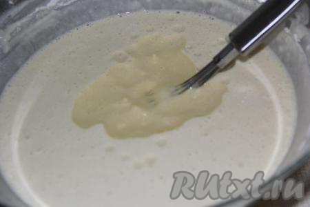 Затем влить растительное масло и ещё раз перемешать блинное тесто, оно получится не густым.