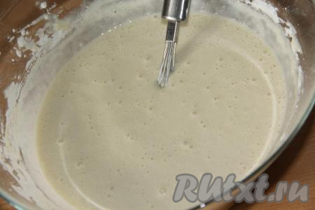 Перемешать блинное тесто венчиком до однородного состояния.