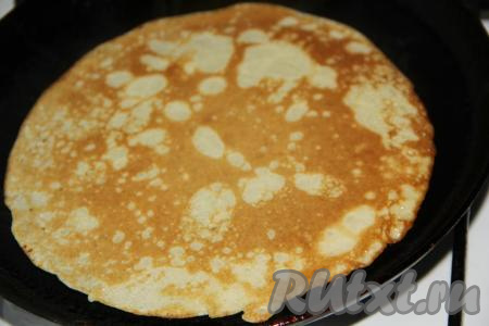 Блинчики, замешанные на кислом молоке, хорошо переворачиваются. Жарить их на среднем огне с двух сторон до золотистого цвета.