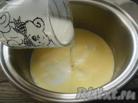 В яично-сахарную массу влейте молоко.