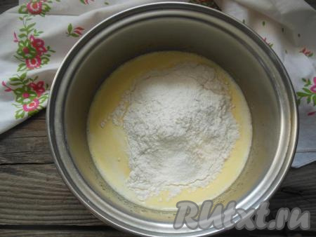 Всыпьте просеянную муку.