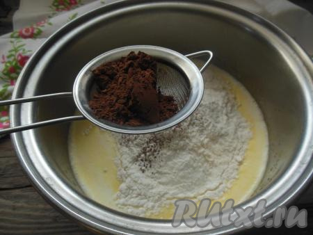 Добавьте какао-порошок, просеянный через сито.