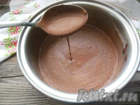 Тесто получается не слишком густым, но и не очень жидким, легко стекающим с ложки.