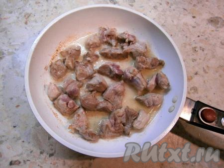 Разогреть в сковороде растительное масло, добавить мясо.