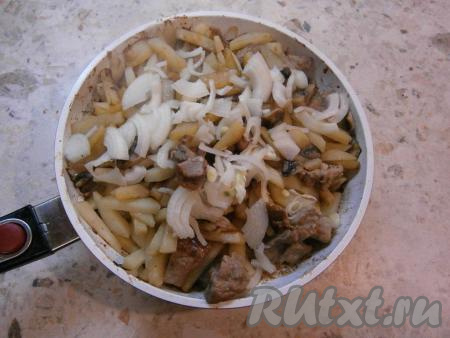 Когда картофель будет практически готов, добавить в сковороду нарезанный небольшими&nbsp;тонкими кусочками репчатый лук, посолить.