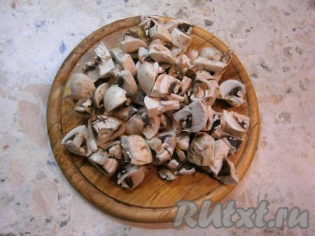Шампиньоны нарезать на 4-6 частей.
