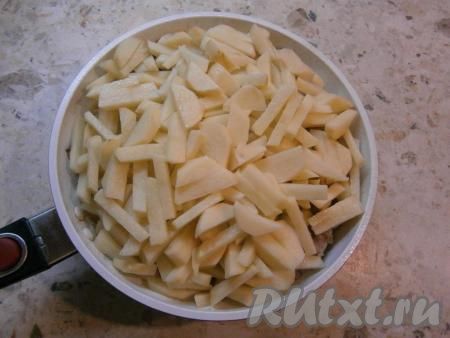 Обжаривать грибы с мясом на достаточно сильном огне до тех пор, пока не испарится жидкость (минут 5-7). Теперь&nbsp;можно добавить картофель.