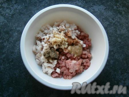 К нарезанному мясу и салу всыпать соль, перец, приправу, горчицу, добавить пропущенный через пресс чеснок, влить&nbsp;соевый соус.