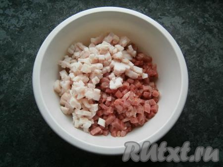 Свинину и сало нарезать острым ножом на мелкие кубики (кусочки) - чем мельче, тем лучше.