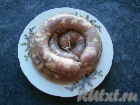 Колбасу наколоть со всех сторон иголкой.