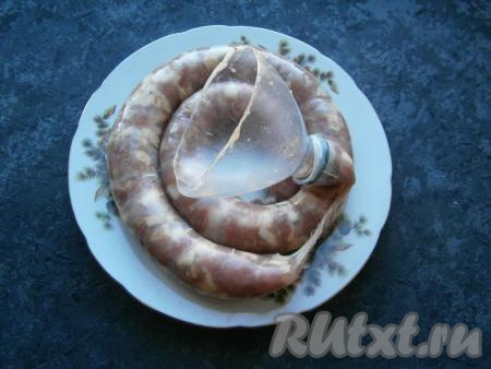 Свиные кишки хорошенько промыть проточной водой, надев один конец кишки на гусак крана. Подготовленные кишки наполнить фаршем (не слишком плотно). Наполнять можно с помощью специальной насадки к мясорубке или обрезанной пластиковой бутылки. Перевязать концы наполненной кишки с двух сторон. Таким образом сформировать несколько колбасок.