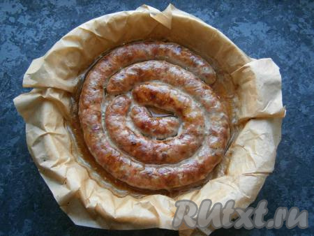 Духовку разогреть до 190-200 градусов, отправить в нее колбасу. Запекать около 1 часа.