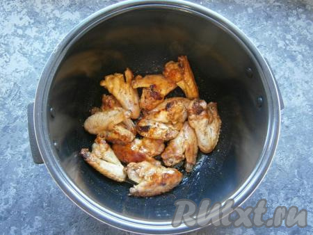 Выставить режим "Выпечка" на 1 час. Закрыть мультиварку крышкой, через 30 минут крылья перевернуть.