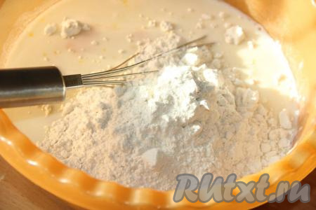 Затем всыпать муку и перемешать венчиком до однородного состояния. В конце влить масло и перемешать. Дать тесту немного постоять (минут 5-10). Тесто получится не густым.