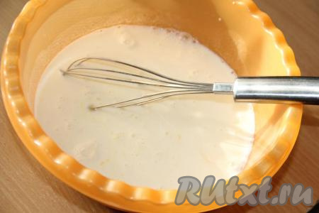 Молоко соединить с яйцом, сахаром и солью, слегка перемешать венчиком.