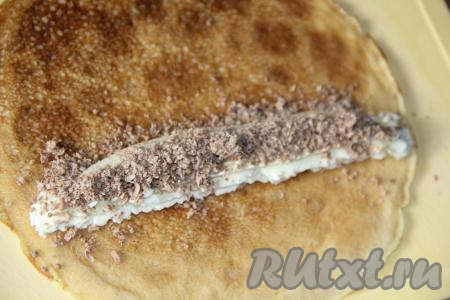 Посыпать сыр и бананы тёртым шоколадом.