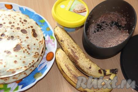 Готовые блинчики остудить. Творожный сыр предварительно достать из холодильника. Шоколад натереть на мелкой тёрке.