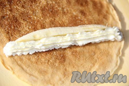 Бананы очистить и нарезать длинными брусками. Выложить брусок банана рядом с сыром.